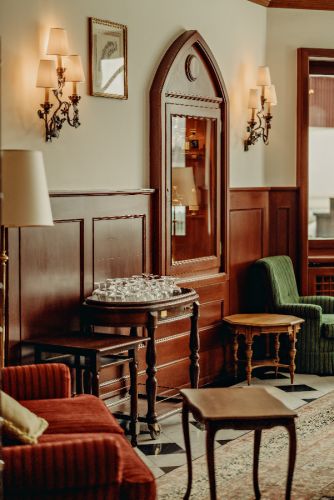 Badrutts-Palace-Hotel-St-Moritz-Benoit-Linero-Renaissance-Bar-73.jpg